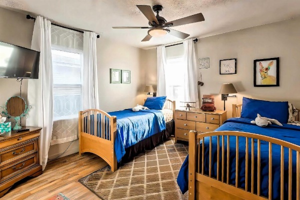 Fam-Friendly Clovis Hideaway with Yard and Pergola image 17