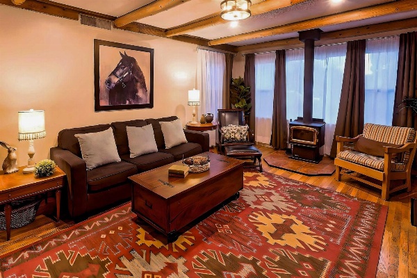 Fam-Friendly Clovis Hideaway with Yard and Pergola image 3
