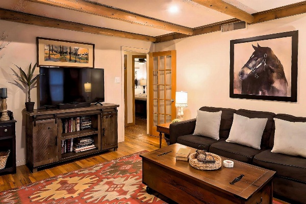 Fam-Friendly Clovis Hideaway with Yard and Pergola image 4