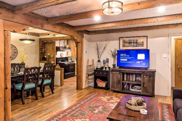 Fam-Friendly Clovis Hideaway with Yard and Pergola image 5