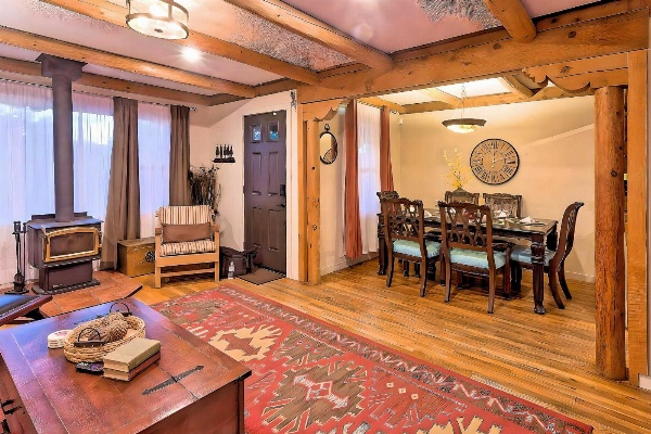 Fam-Friendly Clovis Hideaway with Yard and Pergola image 6