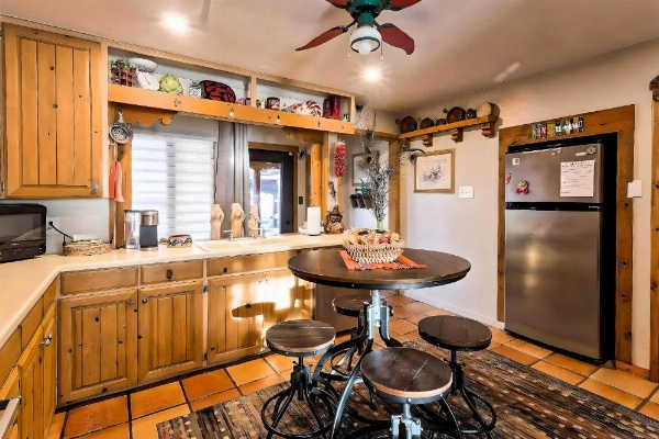Fam-Friendly Clovis Hideaway with Yard and Pergola image 8