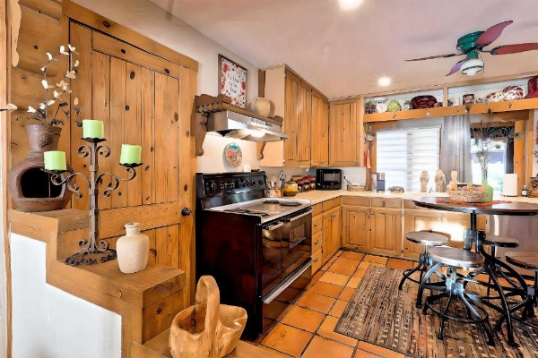 Fam-Friendly Clovis Hideaway with Yard and Pergola image 9